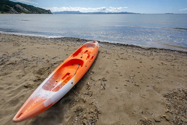 Orange Canoe Empty Sandy Beach Blue Sea Sunny Summer Day — Stock Photo, Image