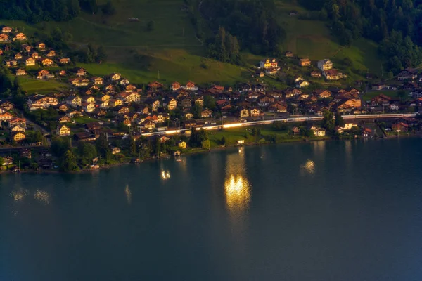 Traditionsgebäude Leissigen Inmitten Grüner Wiesen Und Bäume Beleuchtet Vom Sonnenuntergang — Stockfoto