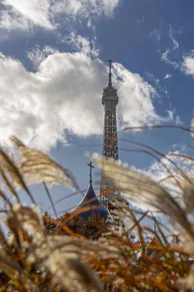 Koepels Van Heilige Drievuldigheid Russisch Orthodoxe Kathedraal Met Eiffel Toren — Stockfoto