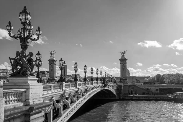 フランス パリのセーヌ川を渡るアレクサンダー三世橋 1896年 ヴィンテージランプ行を持つパースビュー 白黒写真 — ストック写真