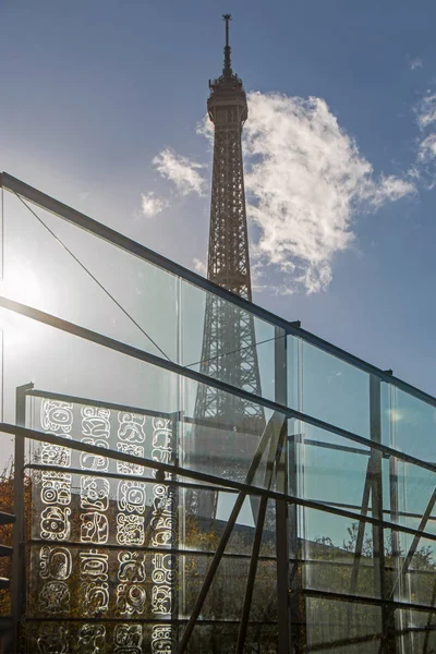 París Francia Noviembre 2018 Torre Eiffel Través Pared Cristal Del — Foto de Stock