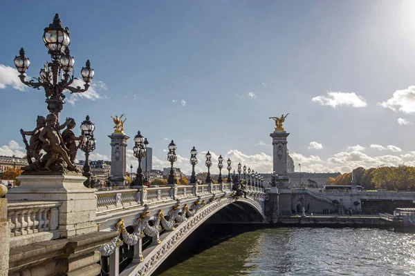 フランス パリのセーヌ川を渡るアレクサンダー三世橋 1896年 ヴィンテージランプ行を持つパースビュー — ストック写真