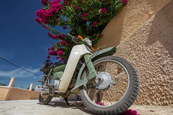 Escena Colorida Bajo Ángulo Ancho Con Motocicleta Vieja Estacionada Cerca — Foto de Stock