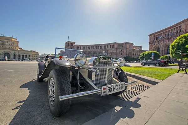 Yerevan Örményország 2019 Június Mercedes Benz Logóval Ellátott Volkswagen Motorháztetőn — Stock Fotó