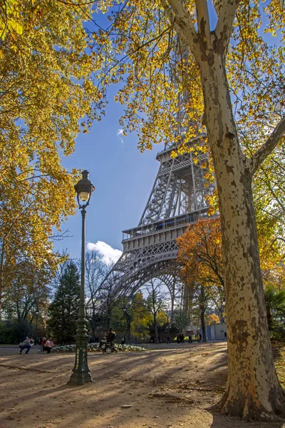Париж Франція Листопада 2018 Люди Йдуть Осінньому Парку Біля Ейфелевої — стокове фото