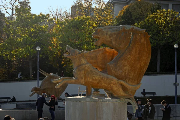 Paris France November 2018 Animals Sculptures Warsaw Fountain People Walking — Stock Photo, Image
