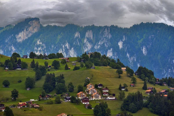 Traditionelle Holzhäuser Hang Der Bewaldeten Berge Den Schweizer Alpen Unter — Stockfoto