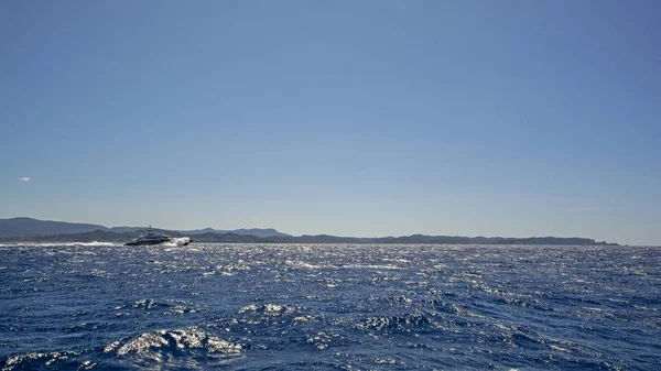 Hög Hastighet Yacht Havet Blå Himmel Och Berg Bakgrunden Fantastisk — Stockfoto