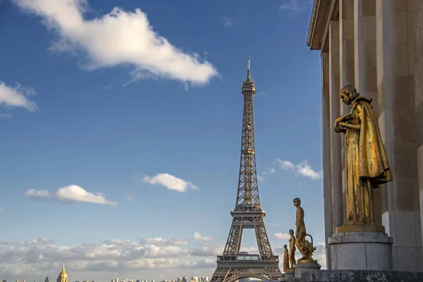 Zlaté Sochy Palais Chaillot Výhledem Eiffelovu Věž Paříži — Stock fotografie