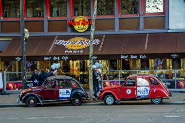 Paris, Fransa - 14 Kasım 2018: Bordo ve kırmızı 2cv Charleston minibüsleri 1983 hard rock kafenin önünde park edilmiş iki vintage siyah