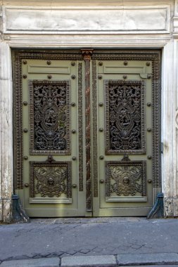 Zengin dekor Montmartre, Paris, Fransa geleneksel mimarinin eski konut binasının demir bir giriş kapısı dekore