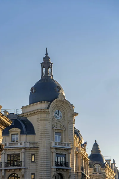 Κατακόρυφη Άποψη Της Κλασικής Αρχιτεκτονικής Του Παρισιού Ρολόι Κάτω Από — Φωτογραφία Αρχείου