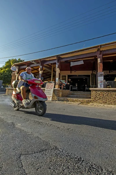 Corfu Grécia Setembro 2017 Homem Velho Passeios Scooter Vermelho Estrada — Fotografia de Stock