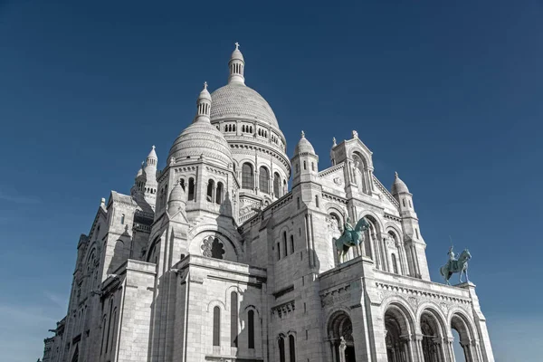 圣杯大教堂也被称为圣心大教堂对蓝天位于蒙马特 这是最高的130米的山在巴黎 低角度视图 — 图库照片