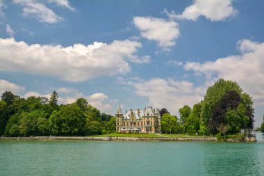 Thun Schloss Schadau ve bahçe, Canton Bern, İsviçre. Thun Gölü'ne bakan ve Interlaken bölgesinde güzel bir kaledir.