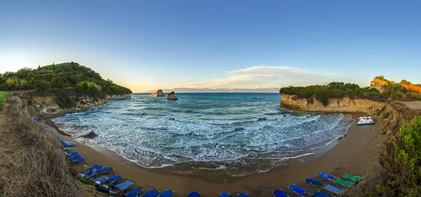 希腊科孚岛Apotripiti海滩美丽的广角全景 日落时分与碧绿的大海 空的日光浴床和蓝天 — 图库照片