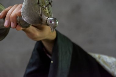 Rahip, kuş şeklindeki bir gemiden kutsal su havuzuna chrism döker. Ortodoks Kilisesi'nde çocukların vaftiz için hazırlık. Vaftiz Ayini