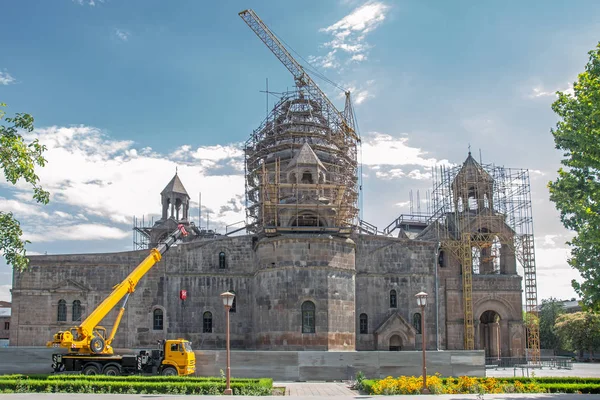Matka Průběhu Rekonstrukce Slunném Dnu Pochvy Arménii Nachází Svatém Etchmiadžijském — Stock fotografie