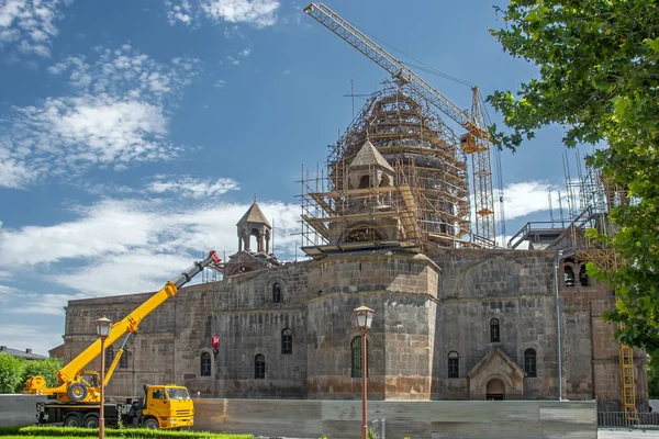 Vagharshapat, Ermenistan'da güneşli bir günde yeniden inşa sırasında Kutsal Etchmiadzin Katedrali'nin Anne Bak