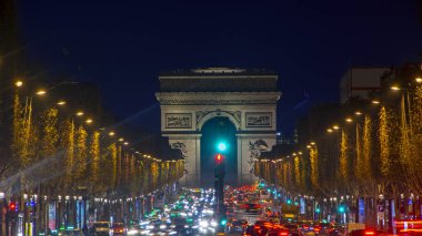 Paris, Fransa - 15 Kasım 2018: Champs Elysees'de arc de Triomphe (Triumphal Arch) gece, Paris, Fransa trafik soyut ışıkları ile. Perspektif görünümü, uzun pozlama