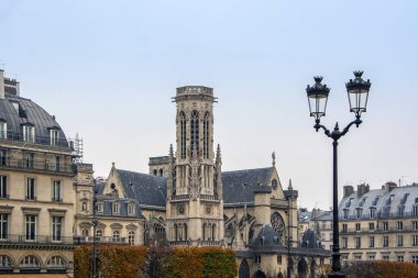 Gotik kilise Saint Germain l'Auxerrois Paris ön planda vintage sokak lambası ile, Fransa