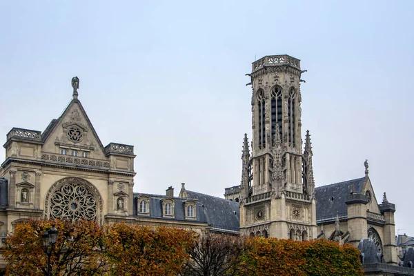 哥特式教堂圣日耳曼欧塞罗瓦与秋天的树木在前景在巴黎 — 图库照片