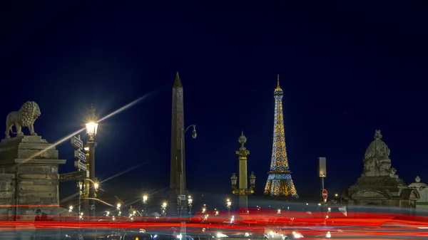 法国巴黎 2018年11月14日 照亮埃菲尔铁塔 卢克索方贝里克 老式路灯和雕塑的全景 夜晚在协和广场与抽象的交通灯 — 图库照片