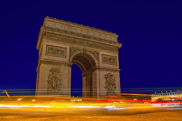 凯旋门 凯旋门 在香榭丽舍大街在晚上 法国巴黎与交通抽象的灯光 巴黎的建筑和地标 戴高乐广场巴黎明信片 — 图库照片