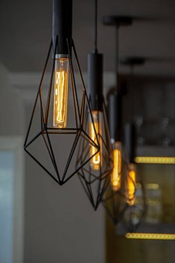 Kahve dükkanında lamba Satır, retro ışık, vintage lamba, bulanık arka plan, perspektif görünümü, sanatsal bokeh