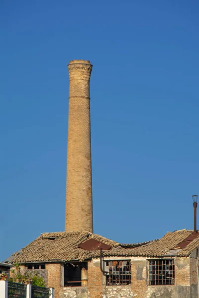 Mavi Gökyüzüne Karşı Kiremit Çatı Ile Antik Fabrika Tuğla Boru — Stok fotoğraf