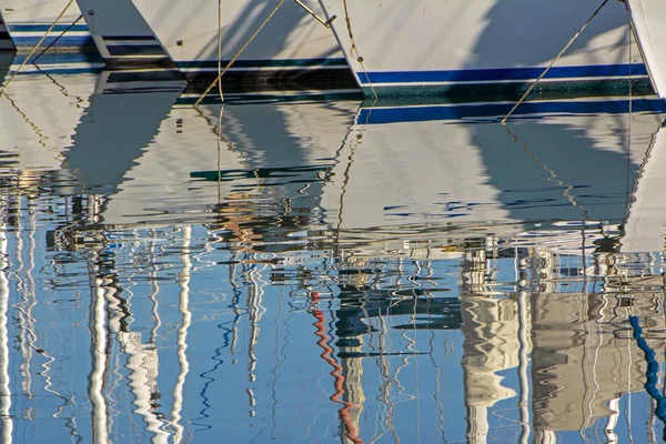 Abstrakte Szene Mit Reflexion Der Hafen Festgemachten Luxusjachten Meerblauen Wasser — Stockfoto