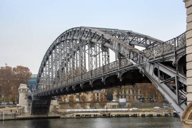 Viaduc d'Austerlitz, Paris, Fransa'da Seine karşısında bir metro metal köprü. Perspektif görünümü