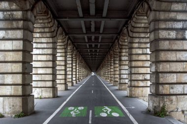 Paris'te Seine nehri üzerinde Pont de Bercy taş köprü bisiklet yolu Perspektif görünümü, Fransa