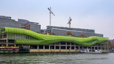 Paris, Fransa - 15 Kasım 2018: Seine Nehri kıyısında, Moda ve Tasarım Şehri Cite de la Mode et du Design'ın yeşil cephesi. Renkli orijinal yeşil bina