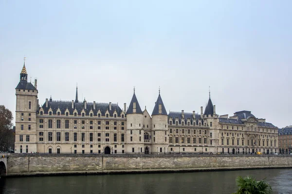 Federal hükümet ofisi Yüksek Mahkemesi (Cour de Cassation) güzel klasik cephe. Paris, Fransa'da eski bir kraliyet sarayı ve hapishanesi olan Conciergerie Kalesi