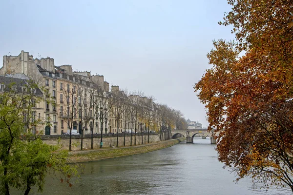 Gyönyörű Jelenet Őszi Fák Klasszikus Épületek Szajna Folyó Párizsban Franciaországban — Stock Fotó