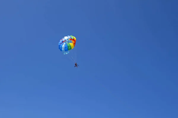 Parasailing Vatten Nöjesparken Flygande Fallskärm Bakom Båt Sommarsemester Vid Havet — Stockfoto