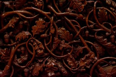Siyah arka plan üzerinde izole yaprakları ve meşe palamudu ile meşe dalları ile vintage ahşap oyma düşük kabartma yakın çekim. Güzel el yapımı doku