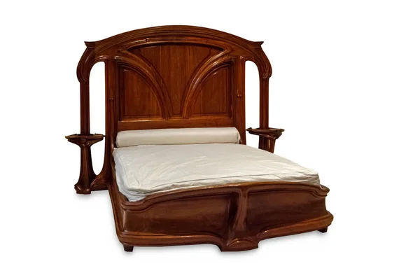 白い背景に隔離された2つのアンティーク彫刻木製ベッド バロック様式の美しい手作りの古い家具 — ストック写真