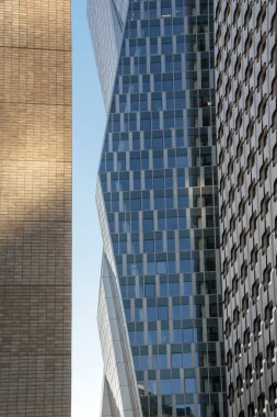 Ofis binaları cepheleri birbiriyle örtüşen soyut dikey arka plan. Metin için mükemmel olan kopyalama alanı ile pencereler, iş ve finans arka plan yansımaları