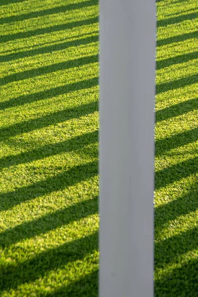 Fondo Abstracto Con Sombras Paralelas Valla Hierba Verde Con Poste — Foto de Stock