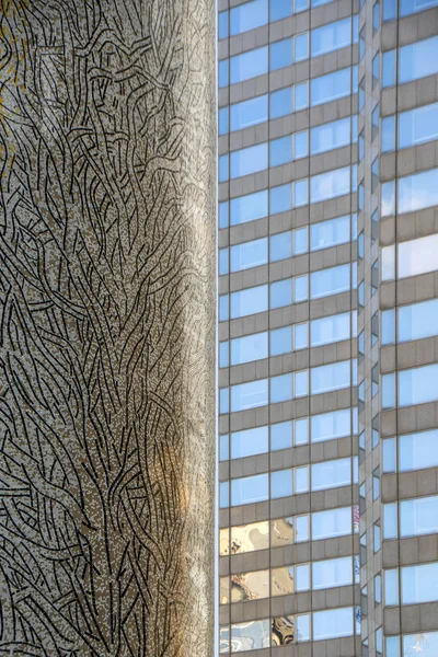 Абстрактный Вертикальный Фон Фасадами Офисных Зданий Перекрывающими Друг Друга Рефлексы — стоковое фото