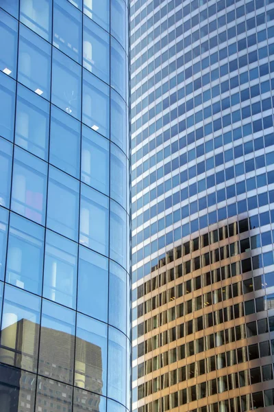 Fundo Vertical Abstrato Com Fachadas Edifícios Escritórios Sobrepostos Uns Aos — Fotografia de Stock