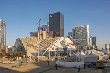 Paris, Fransa-Kasım 17, 2018: La Defense gökdelenler ile Cityscape. Paris 'in yakın banliyölerinde modern iş ve yerleşim alanı