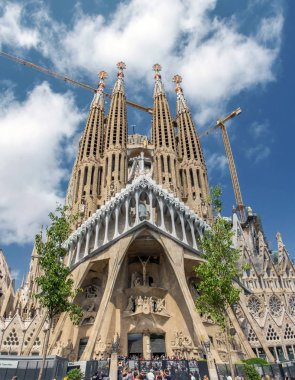 Barselona, İspanya - 31 Temmuz 2019: Sagrada Familia, Katalan mimar Antoni Gaudi tarafından tasarlanan Barselona'da bir Katolik kilisesidir. İnşaat sürecinde ünlü bazilika