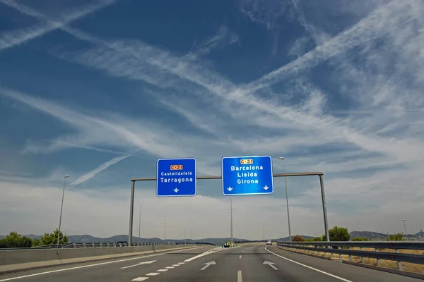 Blauwe Freeway Ondertekent Weg Zonnige Dag Met Een Routebeschrijving Naar — Stockfoto