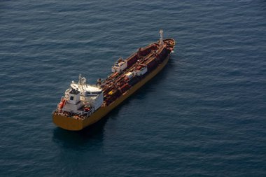 Mavi denizde kargo gemisine havadan görünüm. Lojistik ve taşımacılık, Uluslararası konteyner gemisi, denizde tanker, ithalat ihracat iş. Metin için boş alan, mükemmel iş konsepti arka plan
