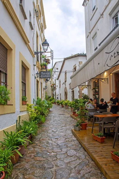 西班牙托萨德马尔 2019年7月27日 在热门度假小镇的历史中心 狭窄的湿鹅卵石街 有咖啡馆和古建筑 — 图库照片