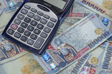 Amd 100.000 banknotta Ermeni Dramı hesap makinesi. İş ve finans kavramı. Düz döşeme kompozisyonu