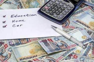 Hesap makinesi ve Amd 100.000 banknotlar Ermeni Dram üzerinde işaretli eğitim, ev ve araba ile yapmak için bir liste. İş ve finans konsepti
